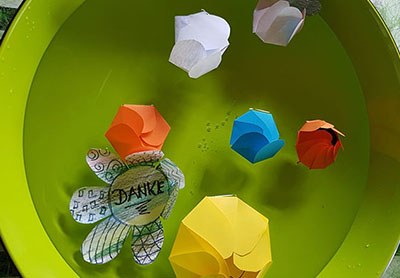 Schwimmende geschlossene Papierblüten