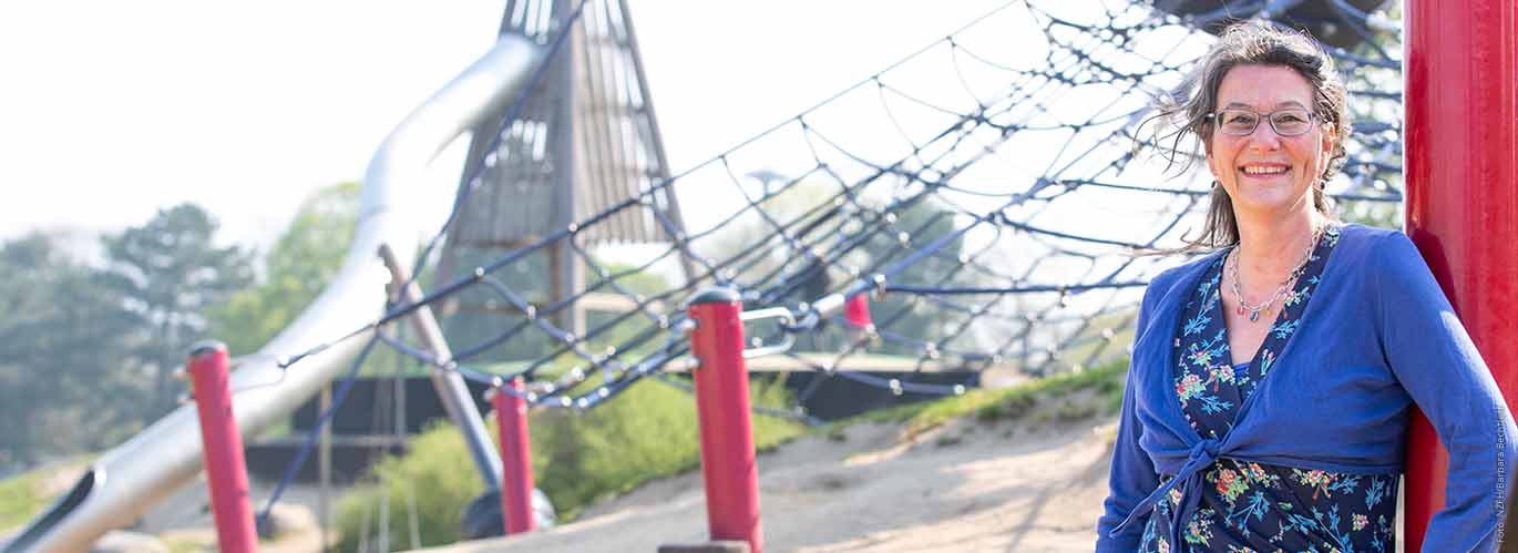 Die Vorsitzende der DGSF, Anke Lingnau-Carduck, auf einem Spielplatz
