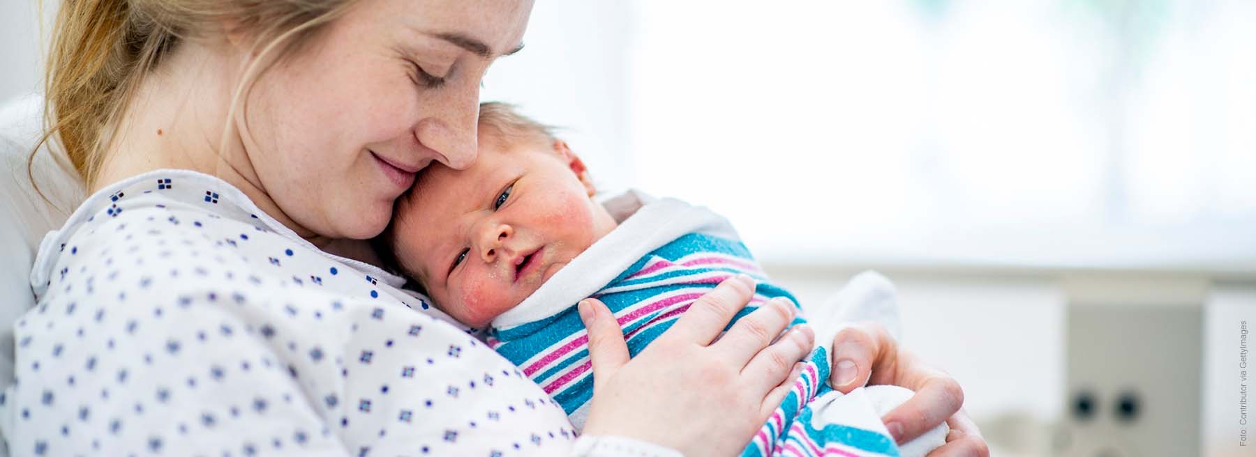 Mutter mit einem Neugeborenen auf dem Arm