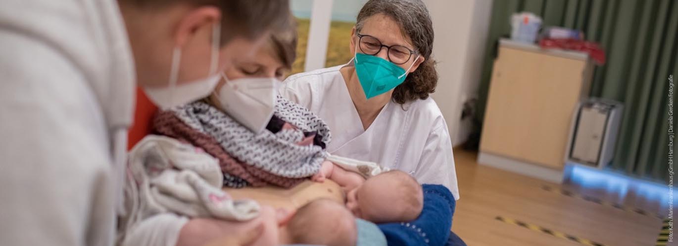 Still-Expertin Olivia Engel zusammen mit Eltern in der Still- und Familienberatung „Stillraum“ im Hamburger Marienkrankenhaus.